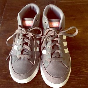 High top sneakers 👟